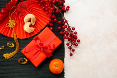 Paspası, mandalinası ve beyaz grunge arka planında Çince sembolleri olan hediye kutusu. Yeni yıl kutlaması