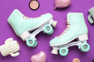 Paten, kozmetik ürünler ve mor zemin üzerinde balonlar olan kompozisyon