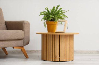 Boş çerçeve, oturma odasındaki masada bitki var.