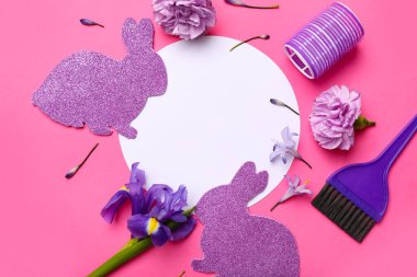 Kuaför aksesuarları, çiçekler ve pembe arka planda Paskalya tavşanları olan boş bir kart.