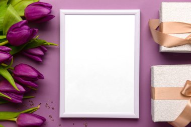 Arkaplanda mor laleler olan boş çerçeve