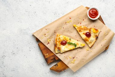 Lezzetli pizza dilimleriyle ahşap tahta tahta ve beyaz grunge arka planda bir kase sos.