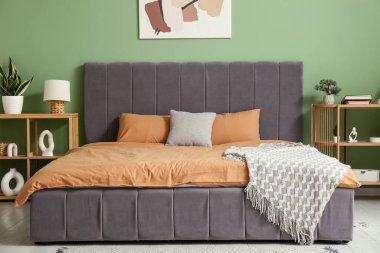 Şık, modern bir yatak odası, temiz yatak odası, raflar ve ev dekorasyonu.