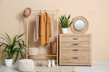 Şık kıyafetler, çekmeceler ve koridorun iç tarafındaki aynalarla dolu.