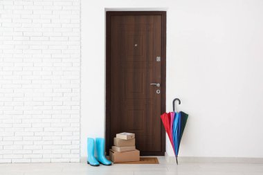 Paspas, paket, çizme ve şemsiyeli modern koridorun içi.