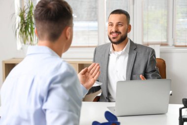 Koltuk değnekli erkek avukat danışmanı