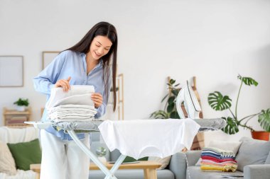 Güzel, genç, mutlu bir kadın. Beyaz elbiseli, ütülü bir kadın.