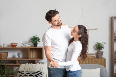 Evde dans eden evli çift.