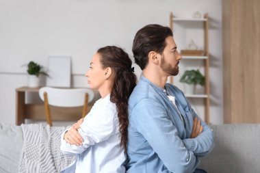 Evdeki kanepede oturan saldırgan çift. Boşanma kavramı