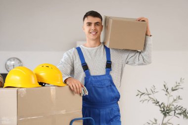 Ofisinde karton kutusu olan bir erkek yükleyici.