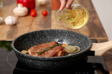 Mutfakta leziz biftek kızartması.