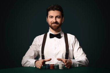 Kumarhanede poker fişleri olan yakışıklı bir bankacı.