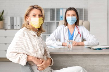 Tıbbi maskeli bir kadın hasta hastaneye ziyarete geldi.