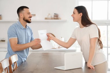 Mutfakta iade formu olan genç bir çift.