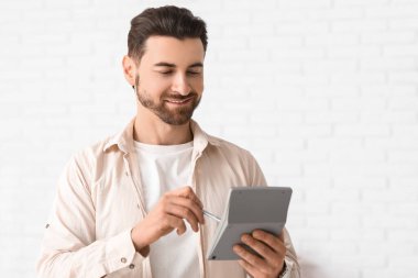 Ofiste hesaplamalar yapan genç adam.