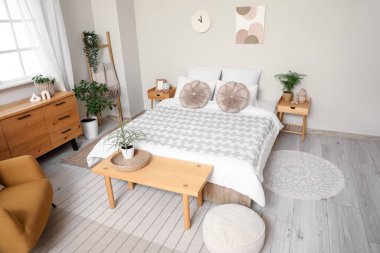 Yatak odasının içi komodinlerle, yatak tezgahlarıyla, çekmecelerle ve büyük yataklarla dolu.