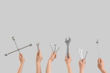 Hafif arkaplanda anahtarlar olan birçok el