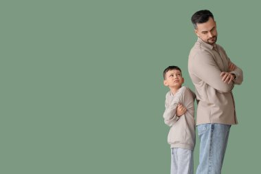 Yeşil arka planda tartıştıktan sonra babasına kızmış.