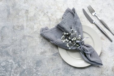 Grunge arka planında çigila çiçekleri olan güzel masa ayarları