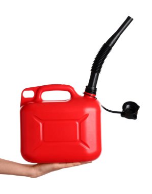 Beyaz arka planda kauçuk başlıklı teneke kutu tutan kadın.