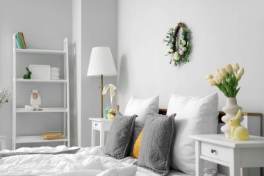 Büyük yataklı, raflı ve Paskalya dekorasyonlu festival odasının içi.