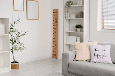 Kanepesi, raf ünitesi ve ahşap stadyumu olan modern oturma odasının içinde.