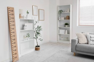 Kanepesi, raf ünitesi ve ahşap stadyumu olan modern oturma odasının içinde.