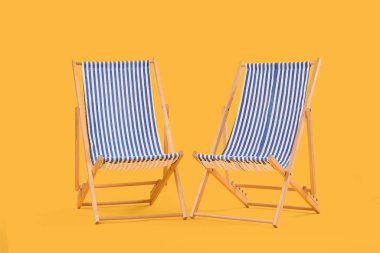 Sarı arka planda çizgili güverte sandalyeleri