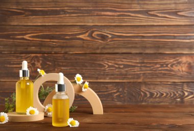 Kozmetik ürünleri, alçı tezgahları ve ahşap arka planda papatya çiçekleri.