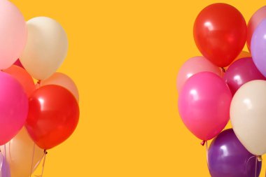 Turuncu arka planda renkli hava balonlarından yapılmış çerçeve