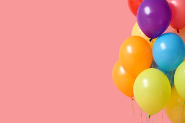 Pembe arka planda hava balonları