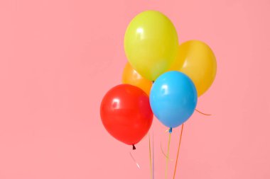 Pembe arka planda hava balonları