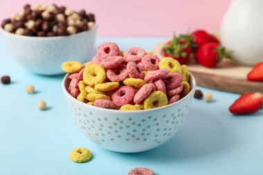 Lezzetli mısır gevreği halkaları ve renkli çilekli çikolatalı mısır topları.