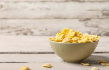 Hafif ahşap arka planda lezzetli mısır gevreği kasesi