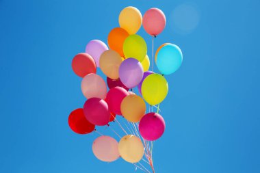 Gökyüzü arka planında birçok renkli hava balonu