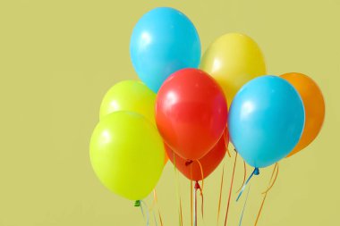 Yeşil arka planda renkli hava balonları