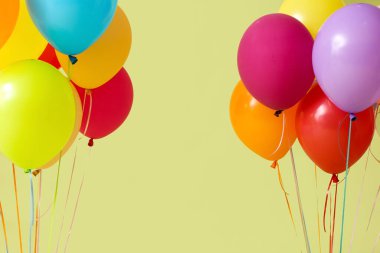 Yeşil arka planda bir sürü renkli hava balonu