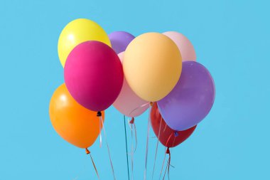 Mavi arkaplanda renkli hava balonları