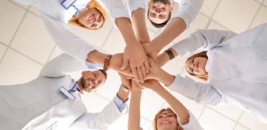 Doktorlar el ele tutuşuyor.