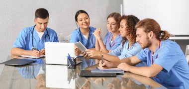 Tıp fakültesinde bir grup öğrenci