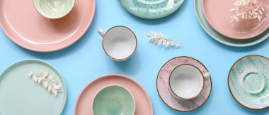 Mavi arkaplanda güzel masa ayarları