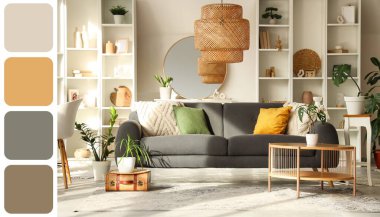 Gri kanepeli, masa ve aynalı aydınlık oturma odasının içi. Farklı renk desenleri