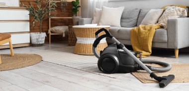 Modern elektrikli süpürge oturma odasının iç tarafındaki halılarda.