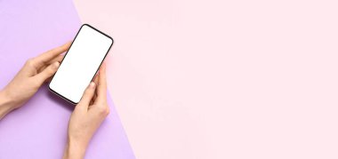 Renkli arka planda cep telefonu olan kadın eller. Tasarım için pankart