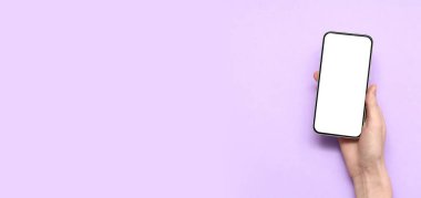 Leylak arka planında cep telefonu olan bir kadın. Tasarım için pankart