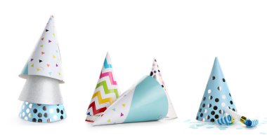 Beyaz arkaplanda parti konisi şapkaları