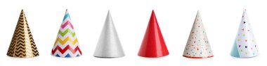 Beyaz arkaplanda parti konisi şapkaları