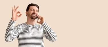 Cep telefonuyla konuşan mutlu bir adam ve açık arkaplanda metin için yeri olan iyi bir görüntü.