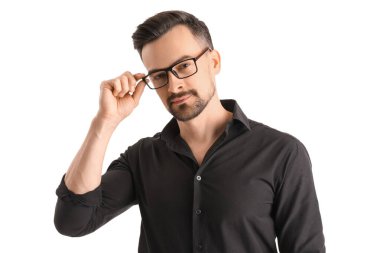 Beyaz arka planda gözlüklü yakışıklı bir iş adamı.