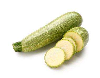 Beyaz arkaplanda taze yeşil kabak